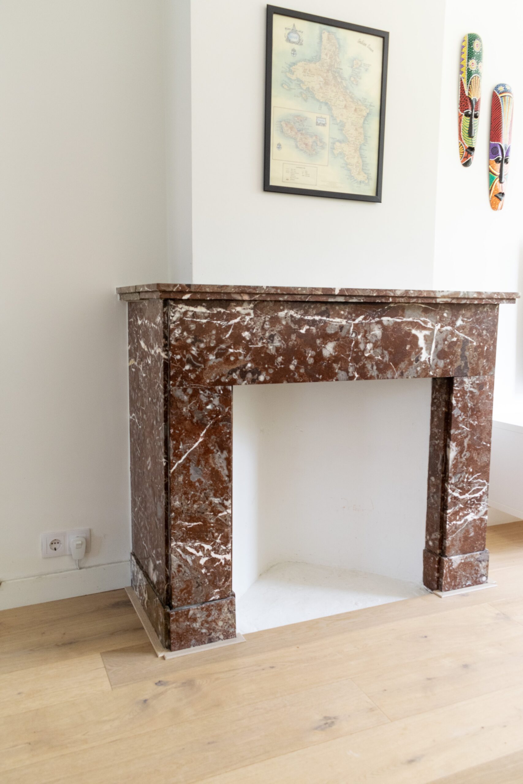 Antieke marmeren schouw uit de jaren 30 uit de collectie van Mammoet Oude Bouwmaterialen Den Haag