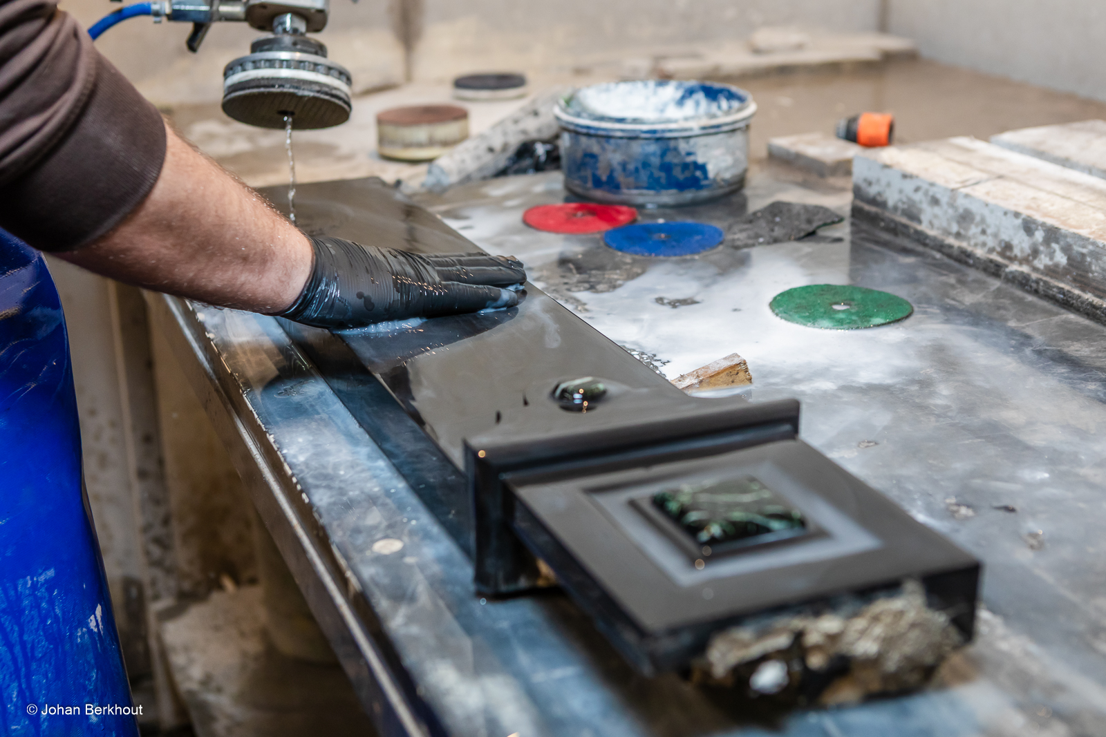 Marmeren schouw kopen bij Mammoet Oude Bouwmaterialen Den Haag — antieke schouwen volledig gepolijst