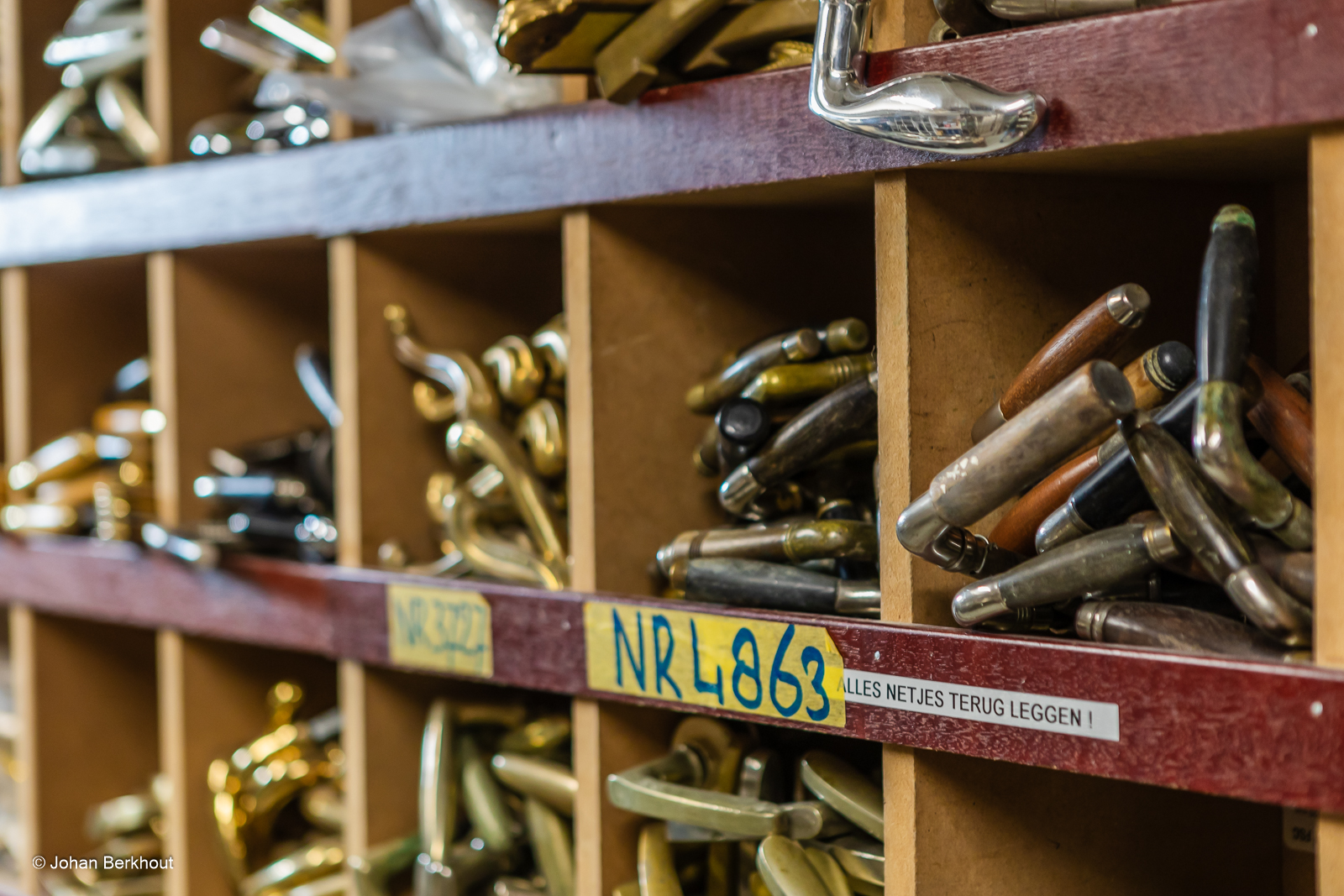 Collectie antiek deurbeslag bij Mammoet Den Haag messing deurklinken bakeliet sloten trekbellen
