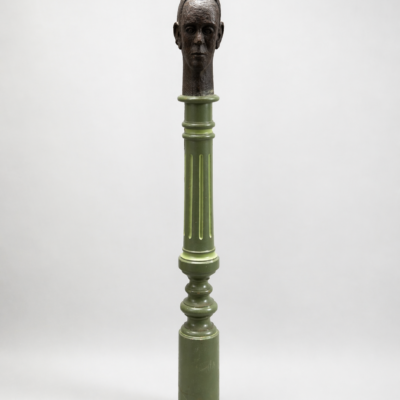 Antieke houten trappaal met gesneden mannenhoofd | Artikelnummer 5384