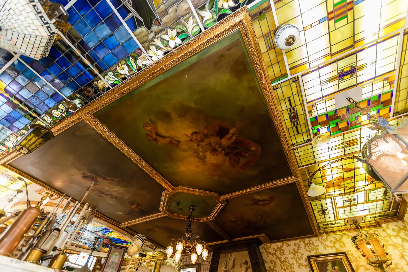 De marmeren schouw met plafond schilderijen uit het pand aan het Noordeinde Mammoet Den Haag