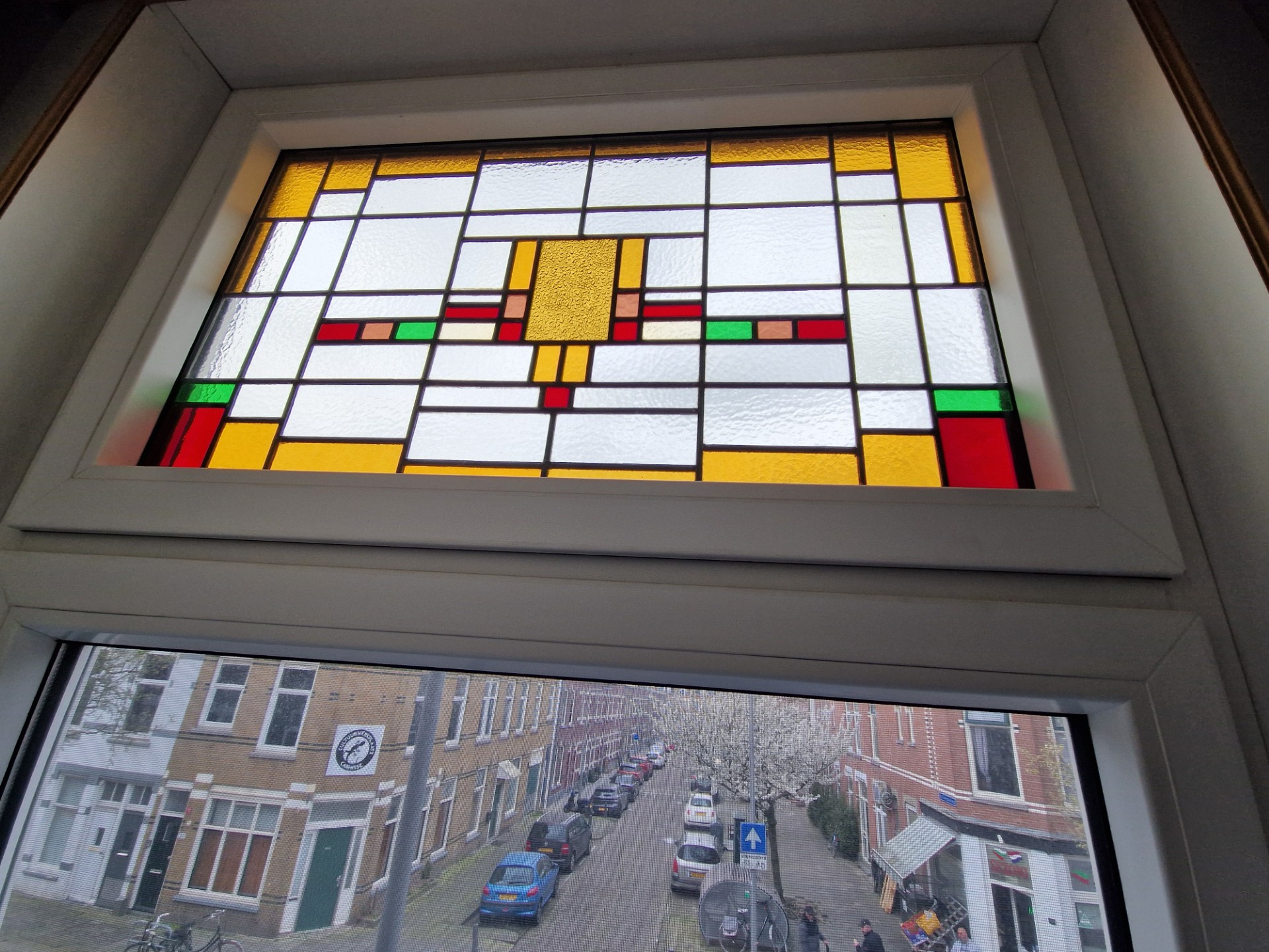 Detail origineel glas-in-lood jaren 30 — handgemaakt glas met loodlijnen Mammoet Den Haag