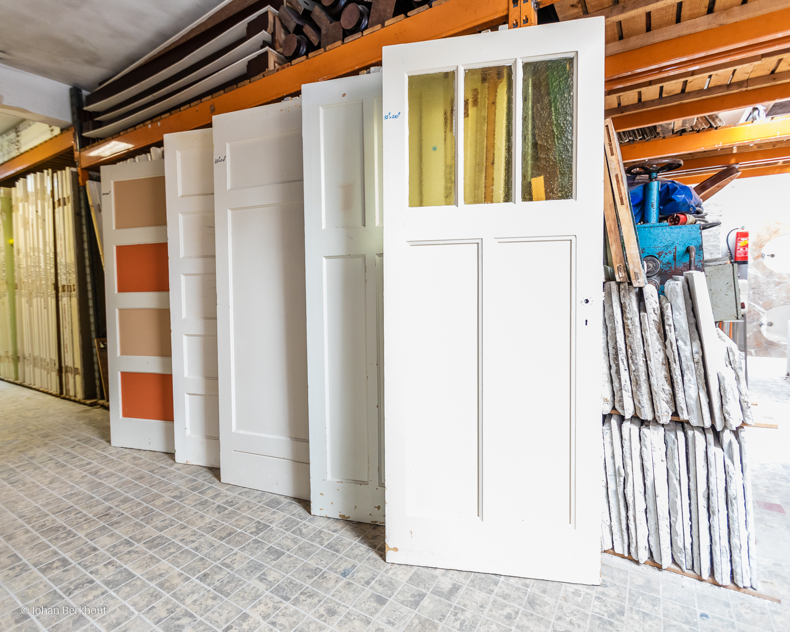 Jaren 30 woning verbouwen met originele materialen zoals deuren schouwen en deurbeslag