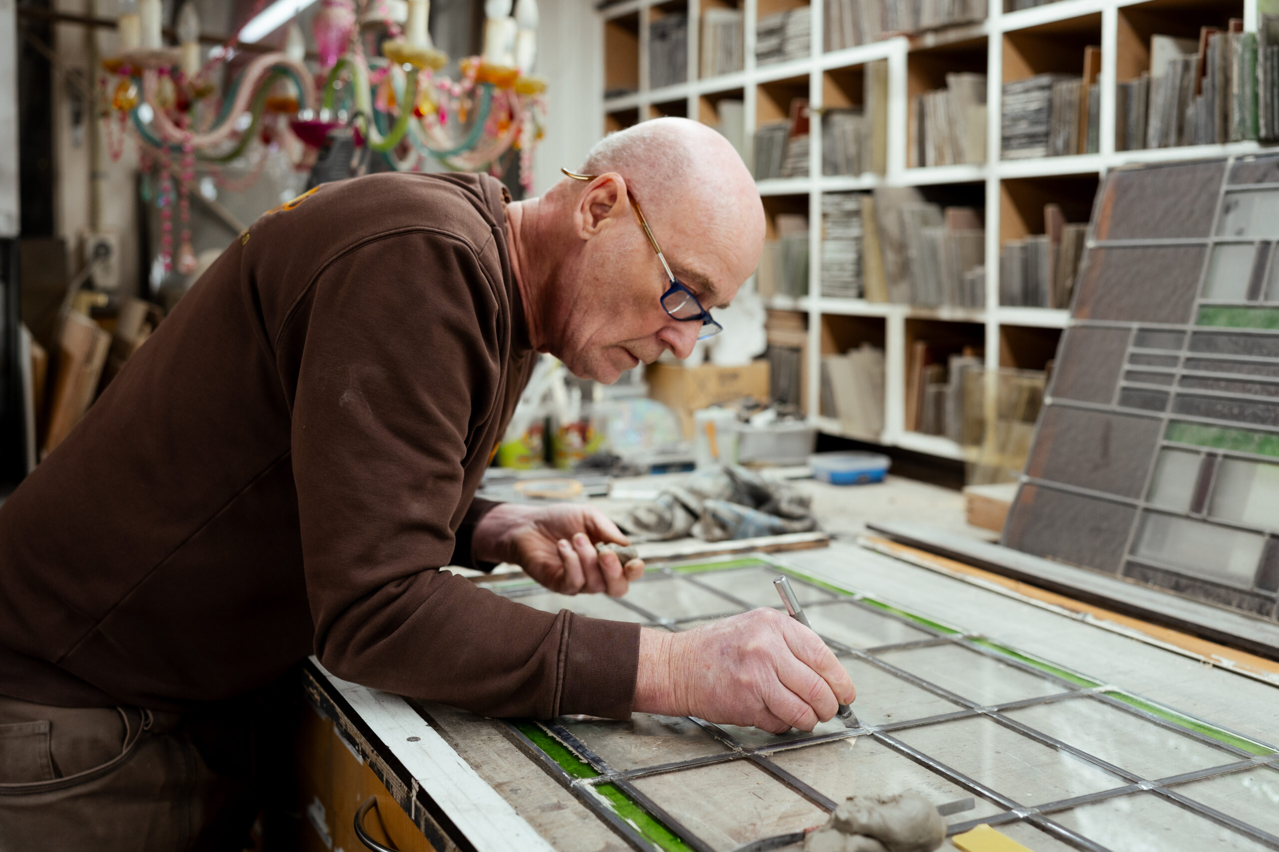 Antieke & Oude Bouwmaterialen Den Haag | Mammoet 15 Glas-in-lood meester aan het werk in atelier Mammoet