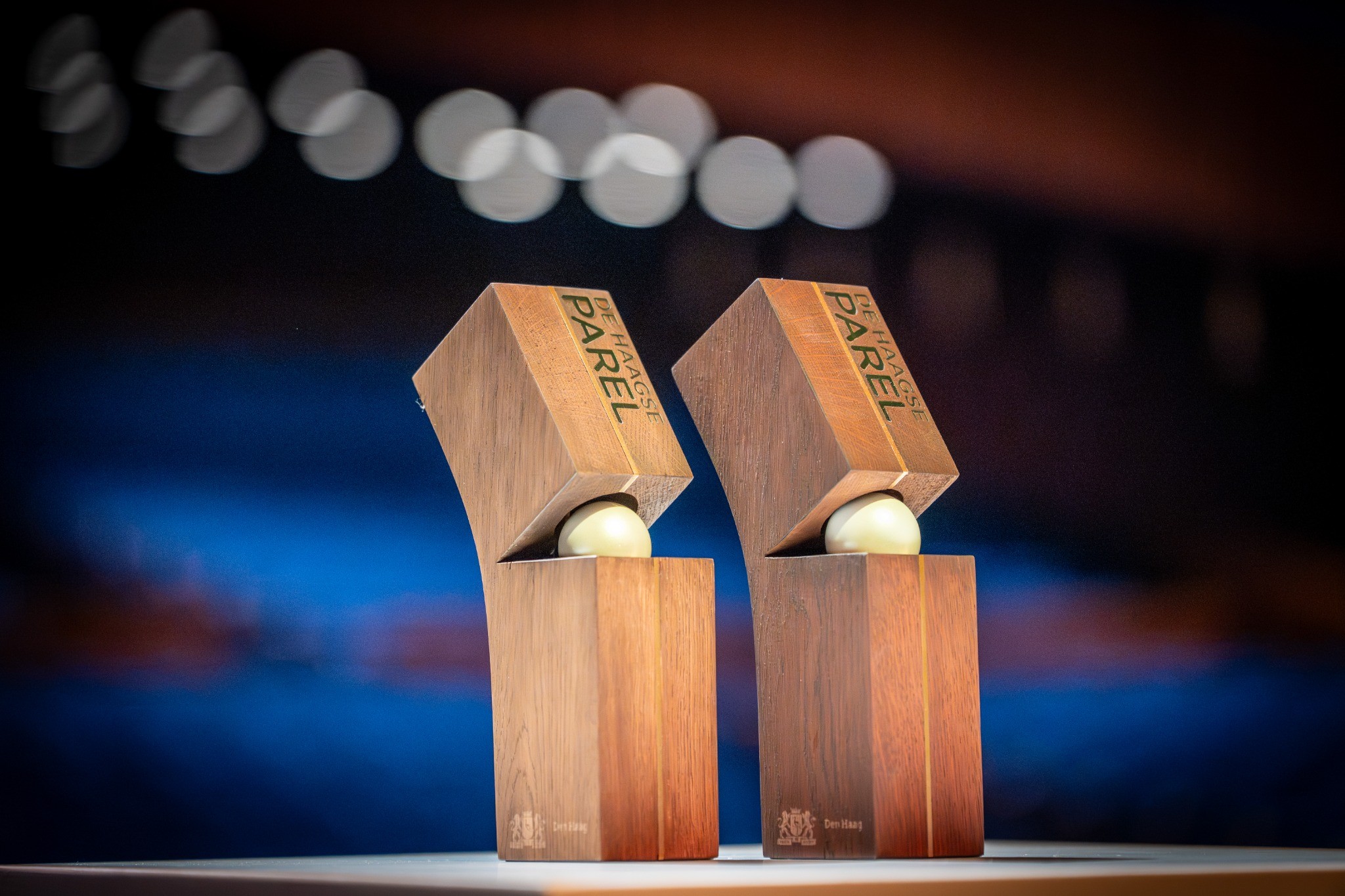 De trofee van De Haagse Parel, een handgemaakt houten beeldje