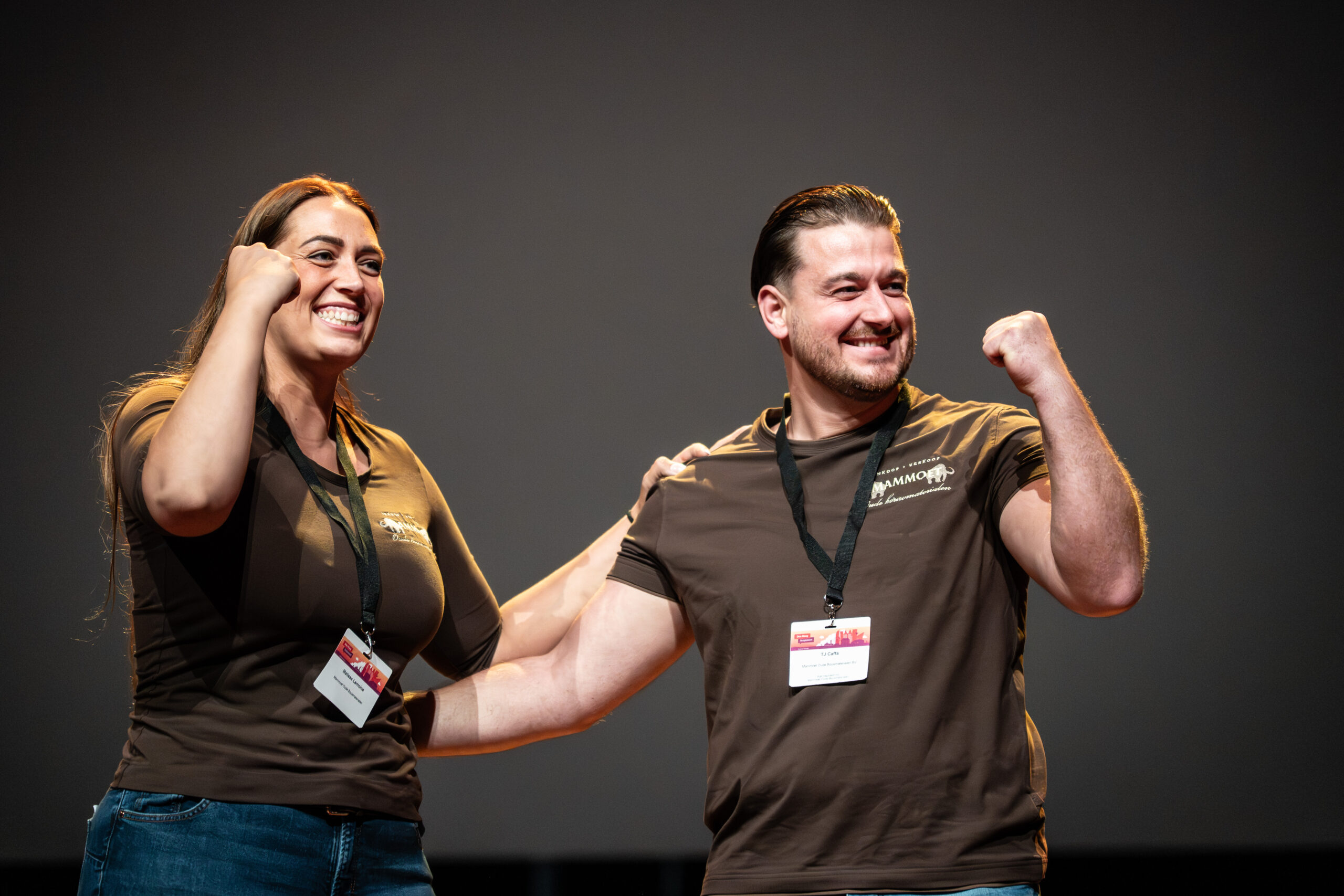 TJ en Malissa van Mammoet vieren de overwinning op het podium