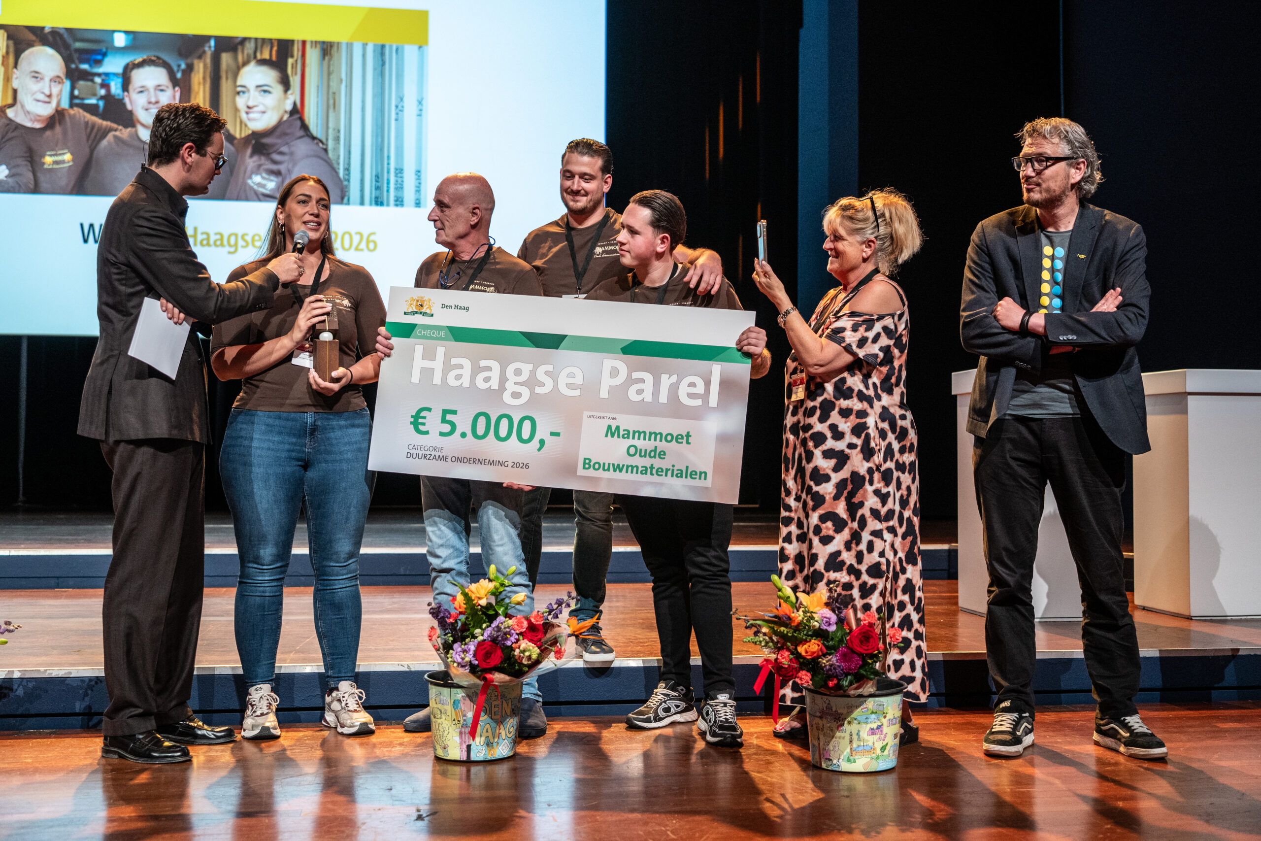 Het team van Mammoet op het podium bij de uitreiking van de Haagse Parel 2026 @Michel Mees