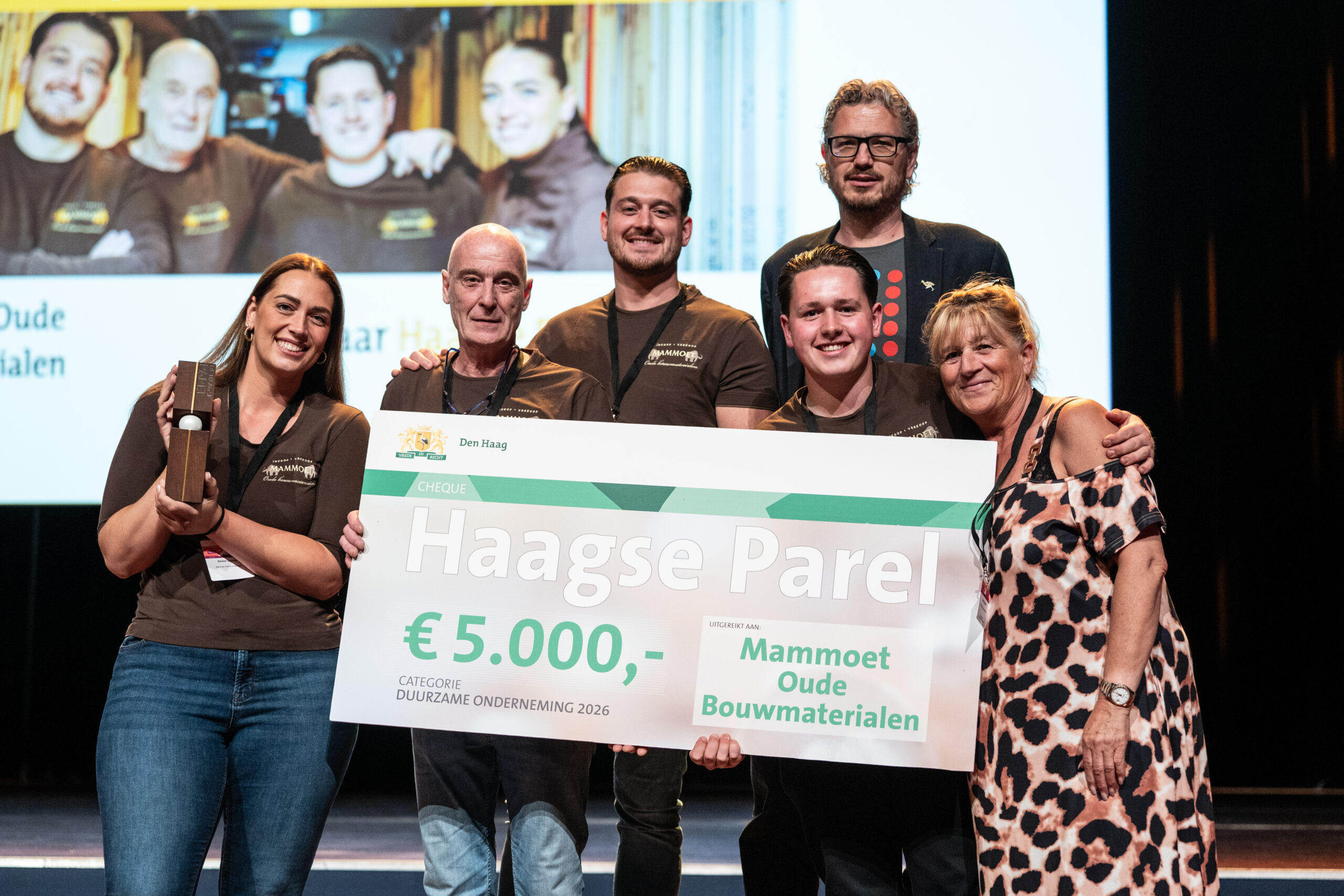 Het team van Mammoet Oude Bouwmaterialen ontvangt de Haagse Parel-cheque van €5.000