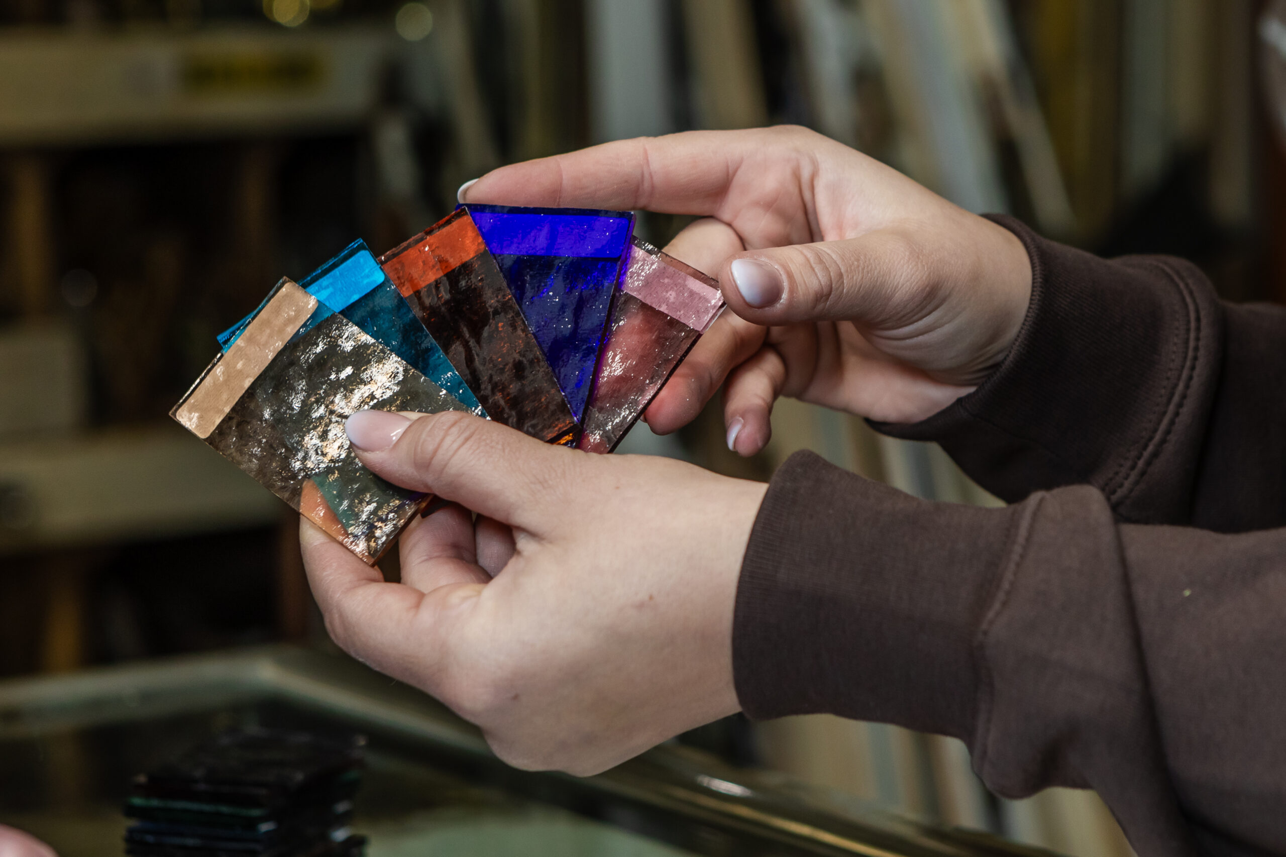 Glas-in-lood laten maken op maat: stijlen, mogelijkheden en wat het kost 3 Kleurstalen glas-in-lood bij Mammoet Den Haag